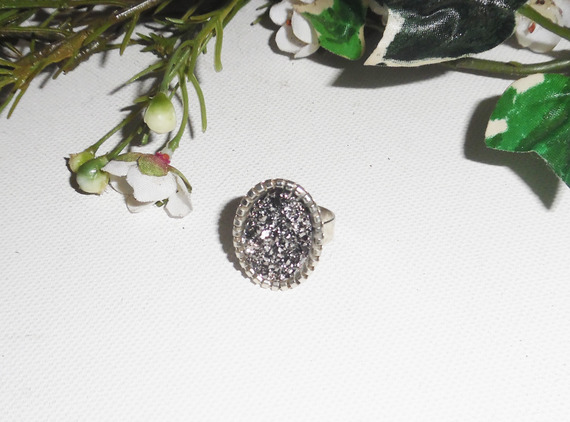 Original Cabochon-Ring mit Pyritstein auf verstellbarer Ringschiene