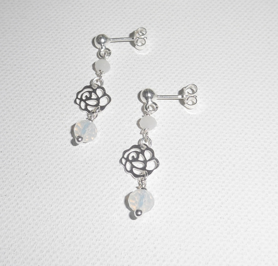 Boucles d'oreilles avec rose et perles en cristal blancsur clous en argent 925