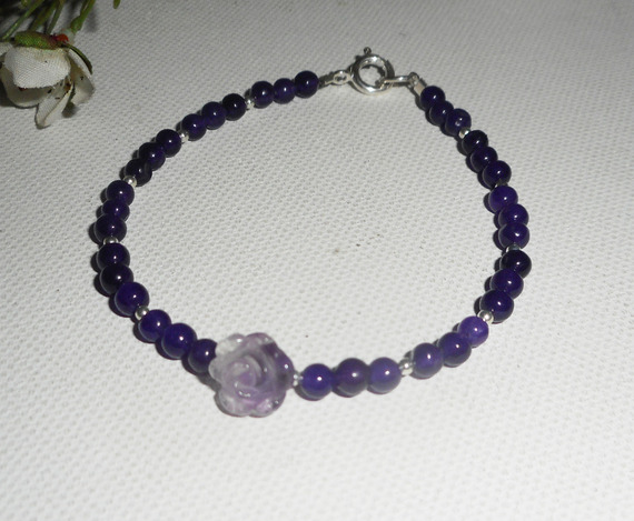 Perlen- und Rosenarmband aus Amethyst mit Silberverschluss