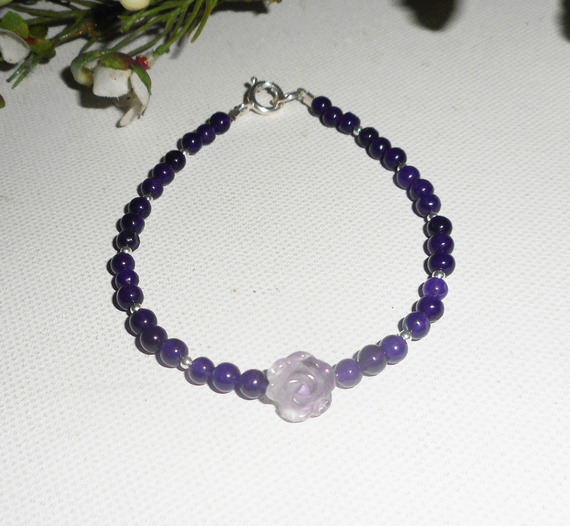 Perlen- und Rosenarmband aus Amethyst mit Silberverschluss