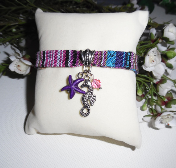 Buntes Stoffarmband mit Seepferdchen und violetten Seesternen