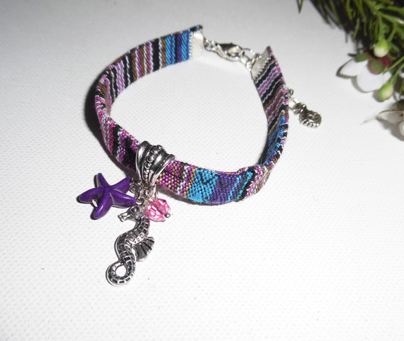 Buntes Stoffarmband mit Seepferdchen und violetten Seesternen