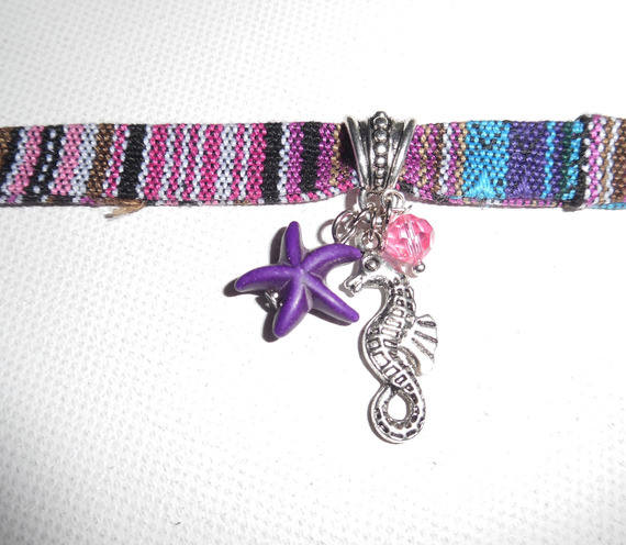 Buntes Stoffarmband mit Seepferdchen und violetten Seesternen