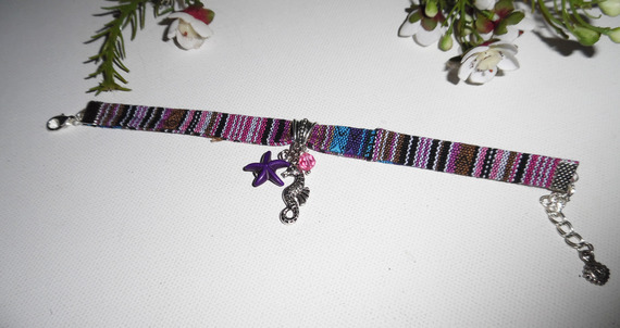 Buntes Stoffarmband mit Seepferdchen und violetten Seesternen