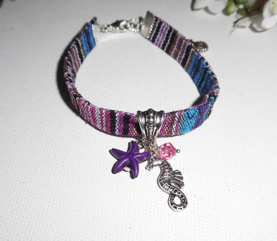 Buntes Stoffarmband mit Seepferdchen und violetten Seesternen