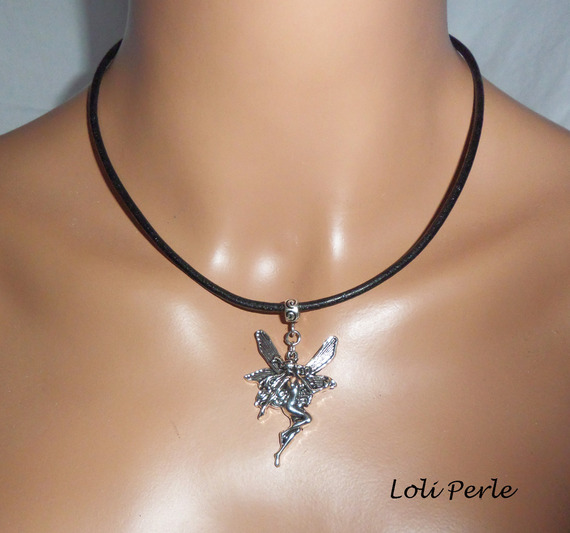 Collier cuir noir avec pendentif fée en argent sur cordon de cuir noir