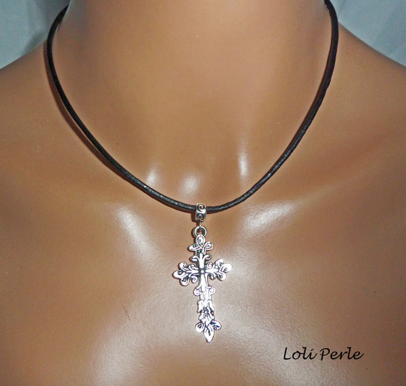 Collier cuir noir avec pendentif  croix fleurie en argent sur cordon de cuir noir