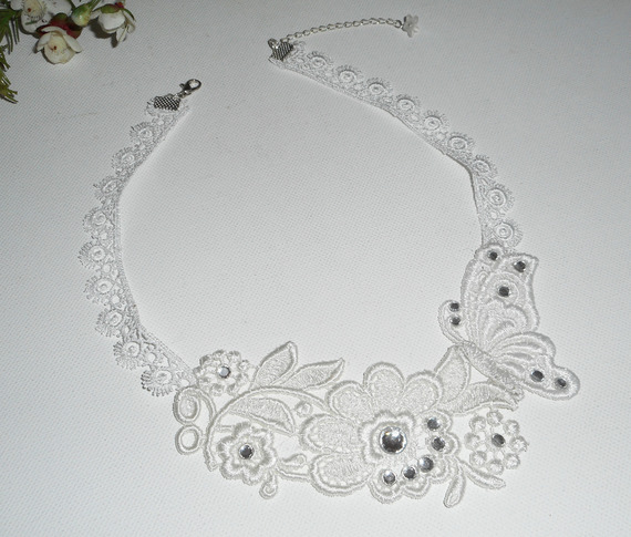 Zeremonielles Halsband mit Blume und Schmetterling aus weißer Spitze mit Swarovski-Kristall und Perlen