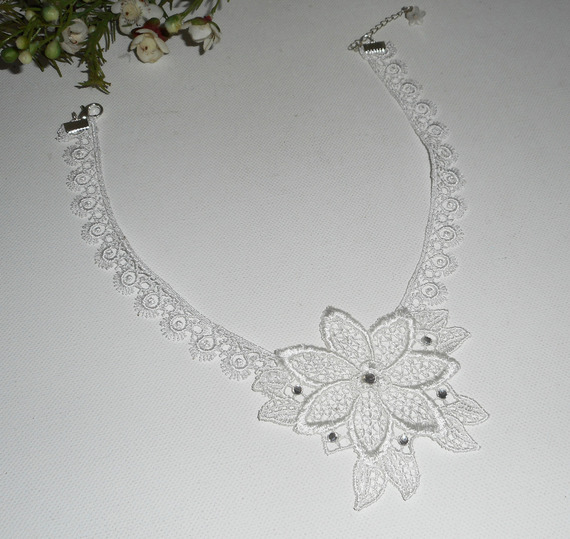 Zeremonielles Halsband Blume aus weißer Spitze mit Swarovski-Kristall