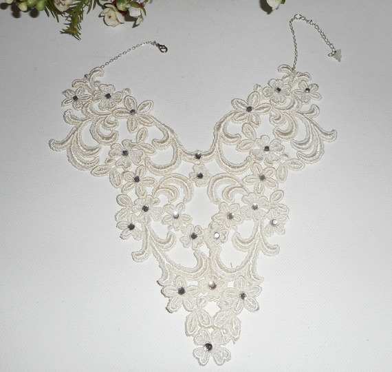 Zeremonienhalskette aus ungebleichter Spitze mit Arabesken- und Blumenmotiv und Swarovski-Kristall