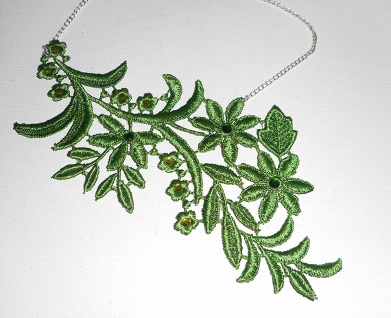 Halskette aus feiner grüner Stickerei mit Blumenmotiv und Kristall an silberner Kette