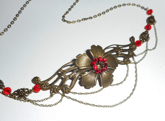 Bronze Diadem mit roten böhmischen Kristallperlen und Blumenmuster