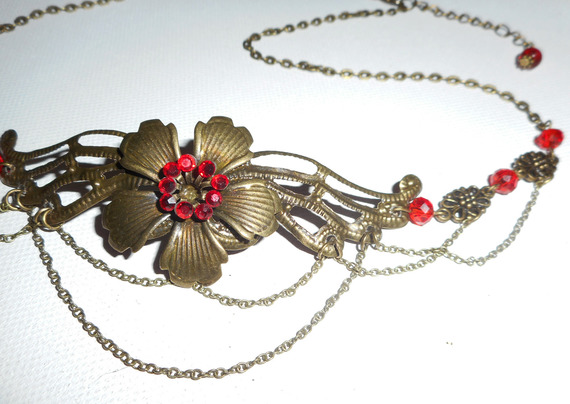 Bronze Diadem mit roten böhmischen Kristallperlen und Blumenmuster