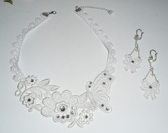 Set Zeremonienhalskette Blume und Schmetterling in weißer Spitze mit Swarovski-Kristall und Perlen