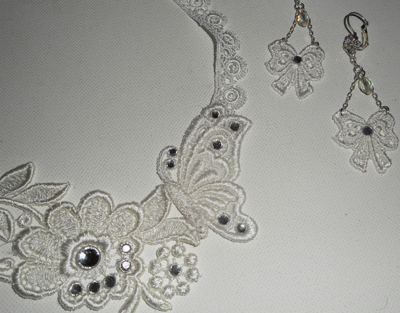 Set Zeremonienhalskette Blume und Schmetterling in weißer Spitze mit Swarovski-Kristall und Perlen