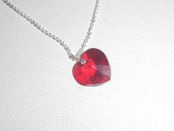 Pendentif coeur rouge en cristal de Swarovski sur  chaine argent 925