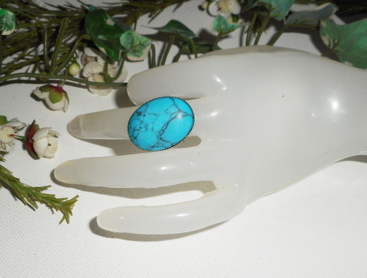 Cabochon-Ring mit ovalem Turquenitstein