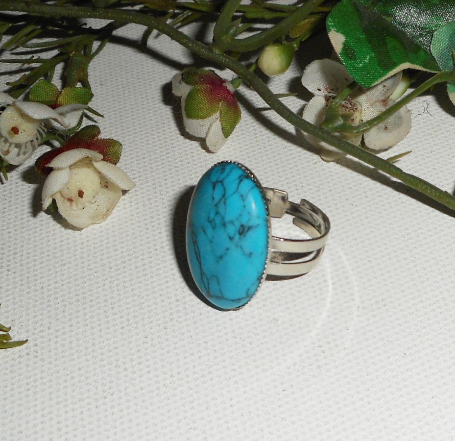 Cabochon-Ring mit ovalem Turquenitstein