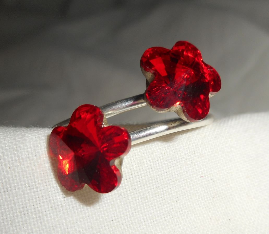 Doppelter Blumenring aus rotem Swarovski-Kristall