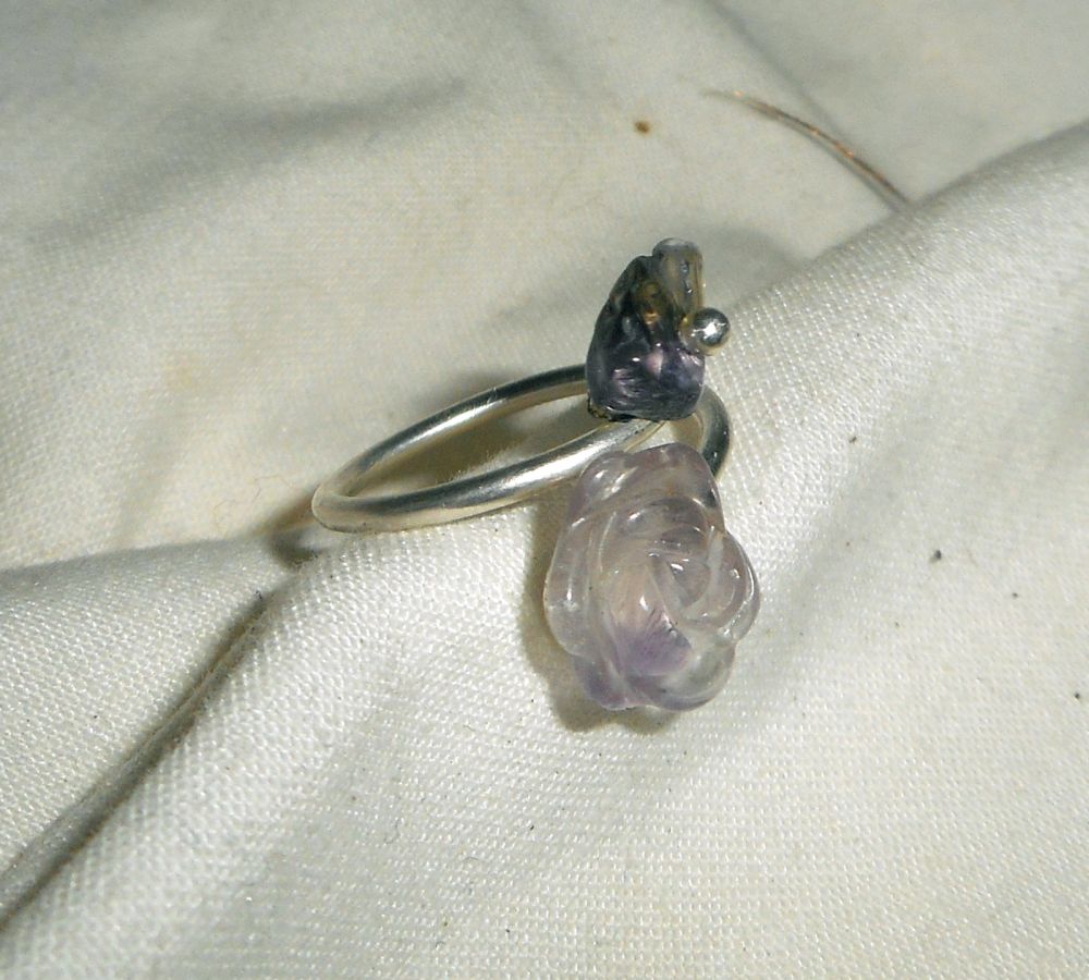 Ring aus Blumen und Stein aus violettem Amethyst und 925er Silber