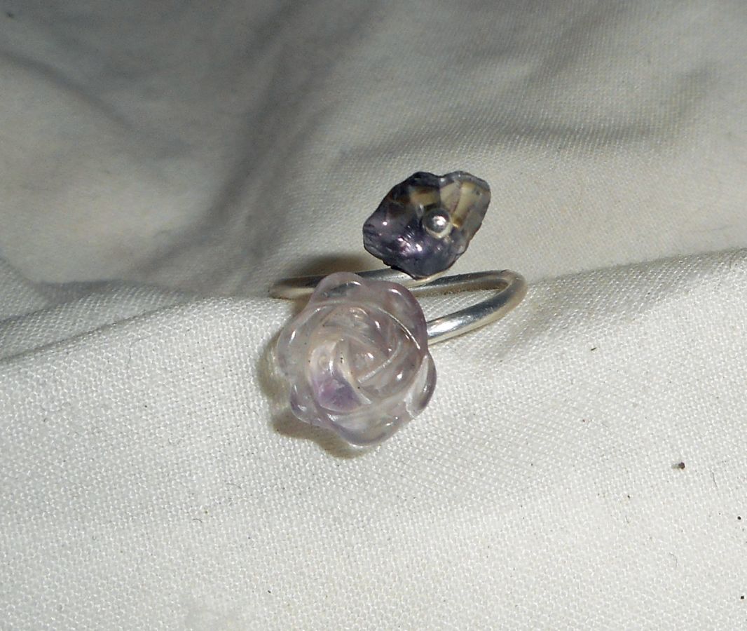 Ring aus Blumen und Stein aus violettem Amethyst und 925er Silber