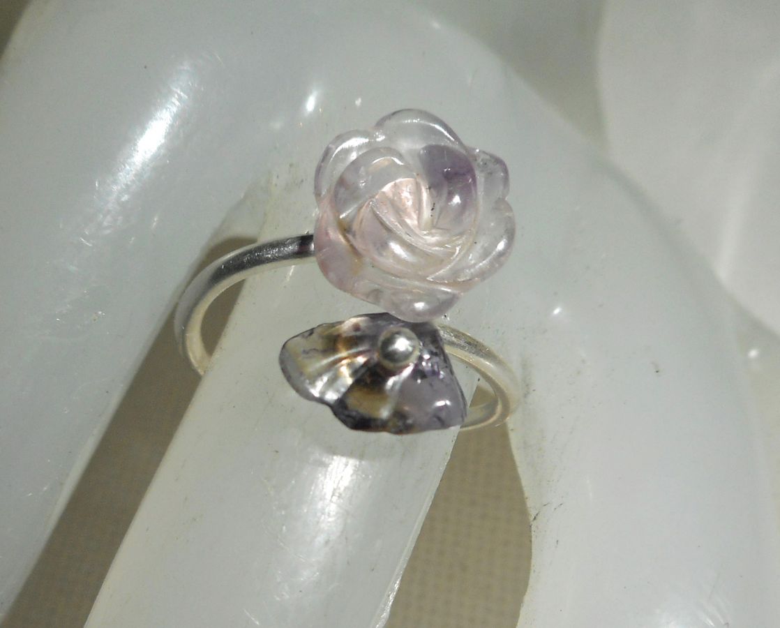 Ring aus Blumen und Stein aus violettem Amethyst und 925er Silber