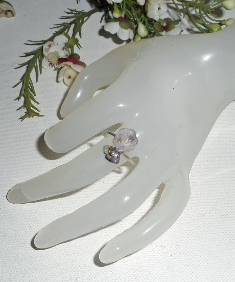 Ring aus Blumen und Stein aus violettem Amethyst und 925er Silber