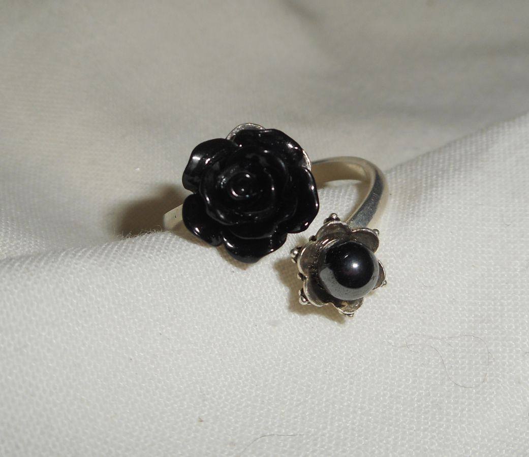 Origineller Ring aus 925er Silber mit schwarzer Rose und runden Steinen aus grauem Hämatit 