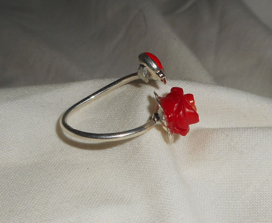 Origineller Ring aus 925er Silber mit Rose aus Koralle und rotem Marienkäfer aus Emaille