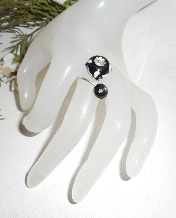 Origineller Ring aus 925er Silber mit Lampwork-Perle und schwarzem Kristall