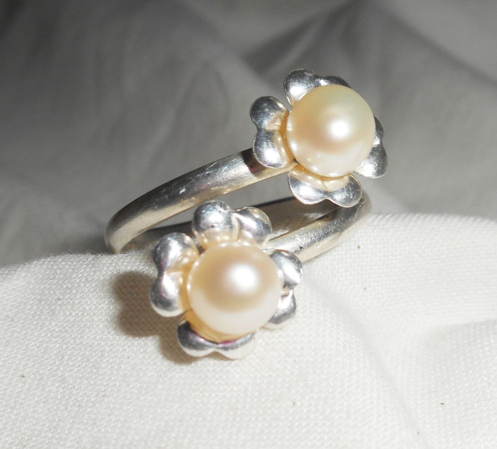 Origineller Ring aus 925er Silber mit doppelter Blume und weißen Zuchtperlen