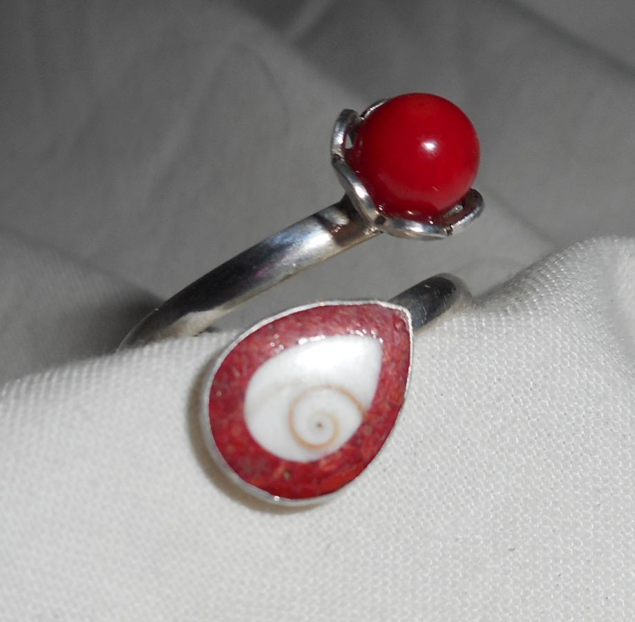 Origineller Ring aus 925er Silber mit roter Gorgonie und dem Auge von St. Lucia