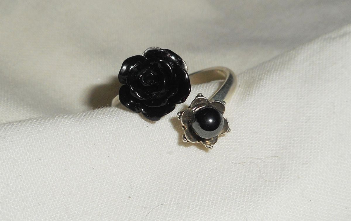 Origineller Ring aus 925er Silber mit schwarzer Rose und runden Steinen aus grauem Hämatit 