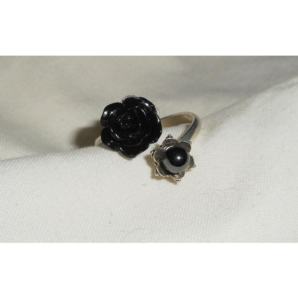 Origineller Ring aus 925er Silber mit schwarzer Rose und runden Steinen aus grauem Hämatit 