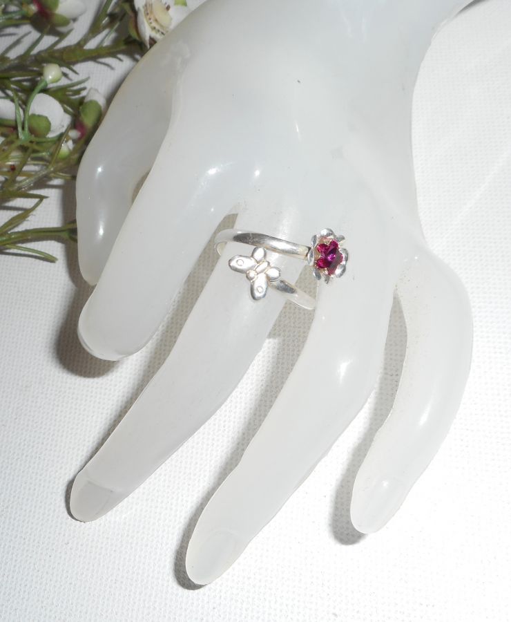 Origineller Ring aus 925er Silber mit Kristallblume und Schmetterling