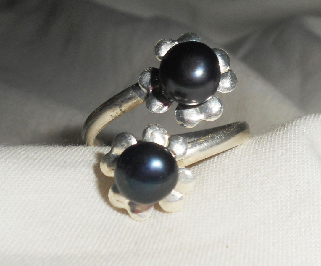 Origineller Ring aus 925er Silber mit Blume und schwarzer Zuchtperle