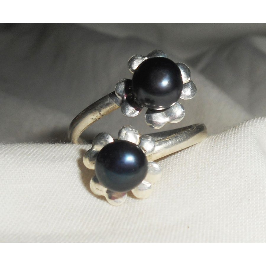 Origineller Ring aus 925er Silber mit Blume und schwarzer Zuchtperle