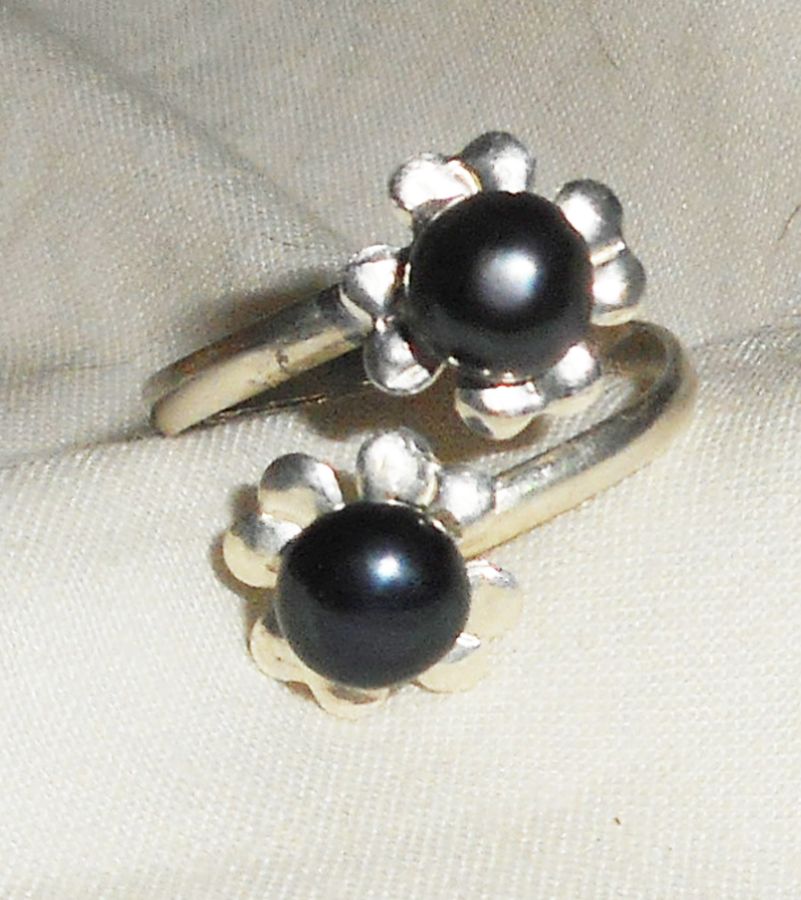 Origineller Ring aus 925er Silber mit Blume und schwarzer Zuchtperle