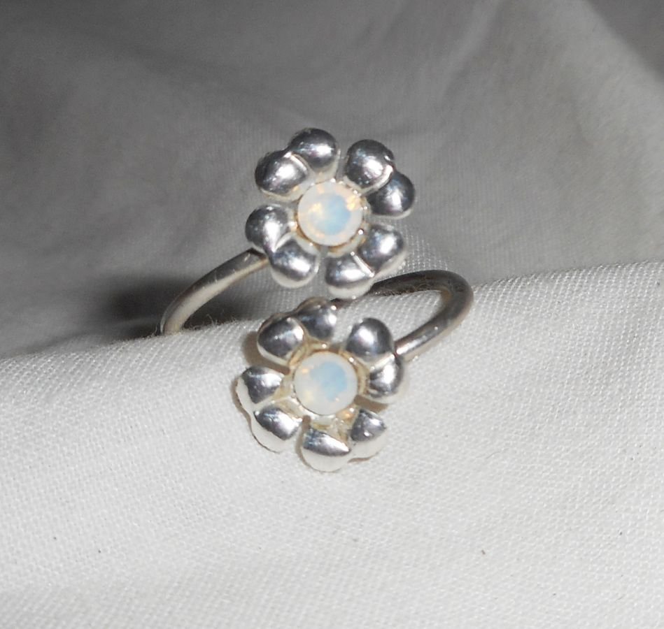 Origineller Ring aus 925er Silber mit Blumen und und weißem Swarovski-Kristall