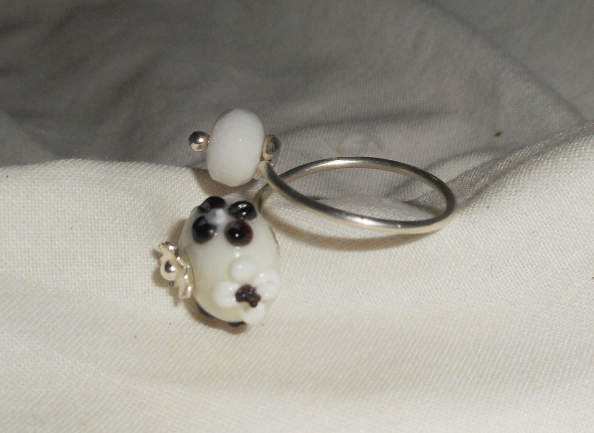 Origineller Ring aus 925er Silber mit weißem Jadestein und Lampwork-Perle