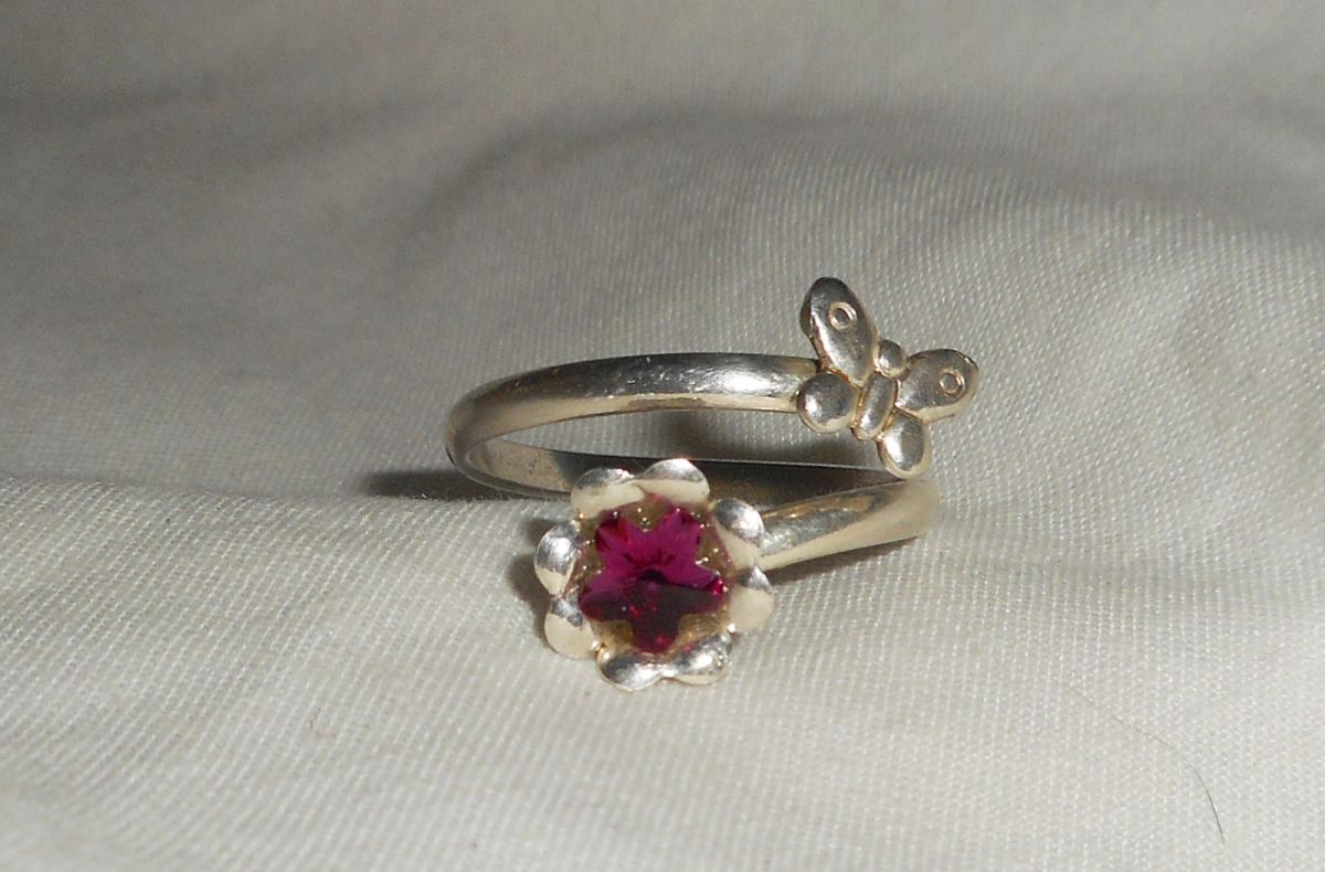 Origineller Ring aus 925er Silber mit Kristallblume und Schmetterling