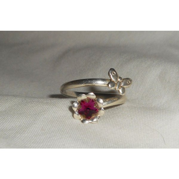 Origineller Ring aus 925er Silber mit Kristallblume und Schmetterling