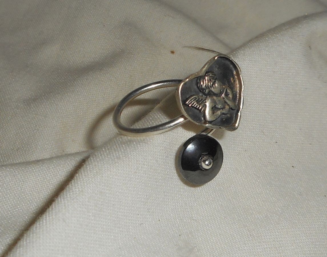 Origineller Ring aus 925er Silber mit Engel im Herz und Hämatitstein