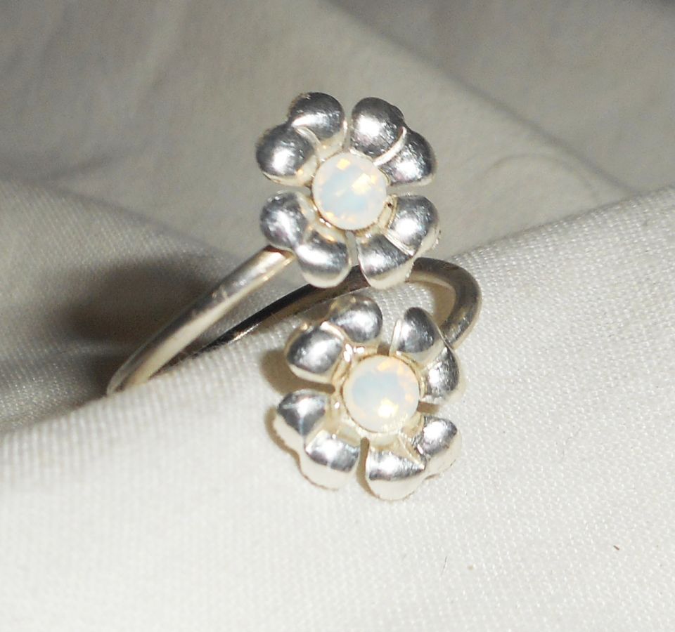 Origineller Ring aus 925er Silber mit Blumen und und weißem Swarovski-Kristall