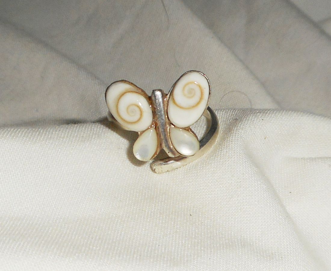 Origineller Ring aus 925er Silber mit Schmetterling im Auge von St. Lucia