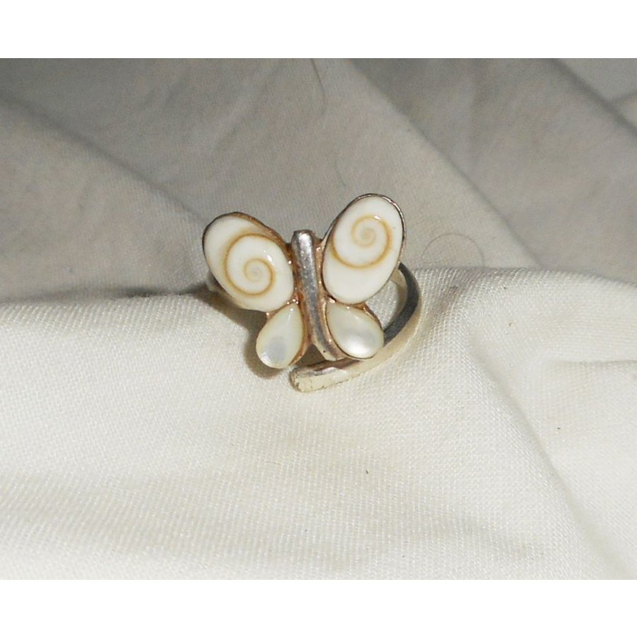 Origineller Ring aus 925er Silber mit Schmetterling im Auge von St. Lucia