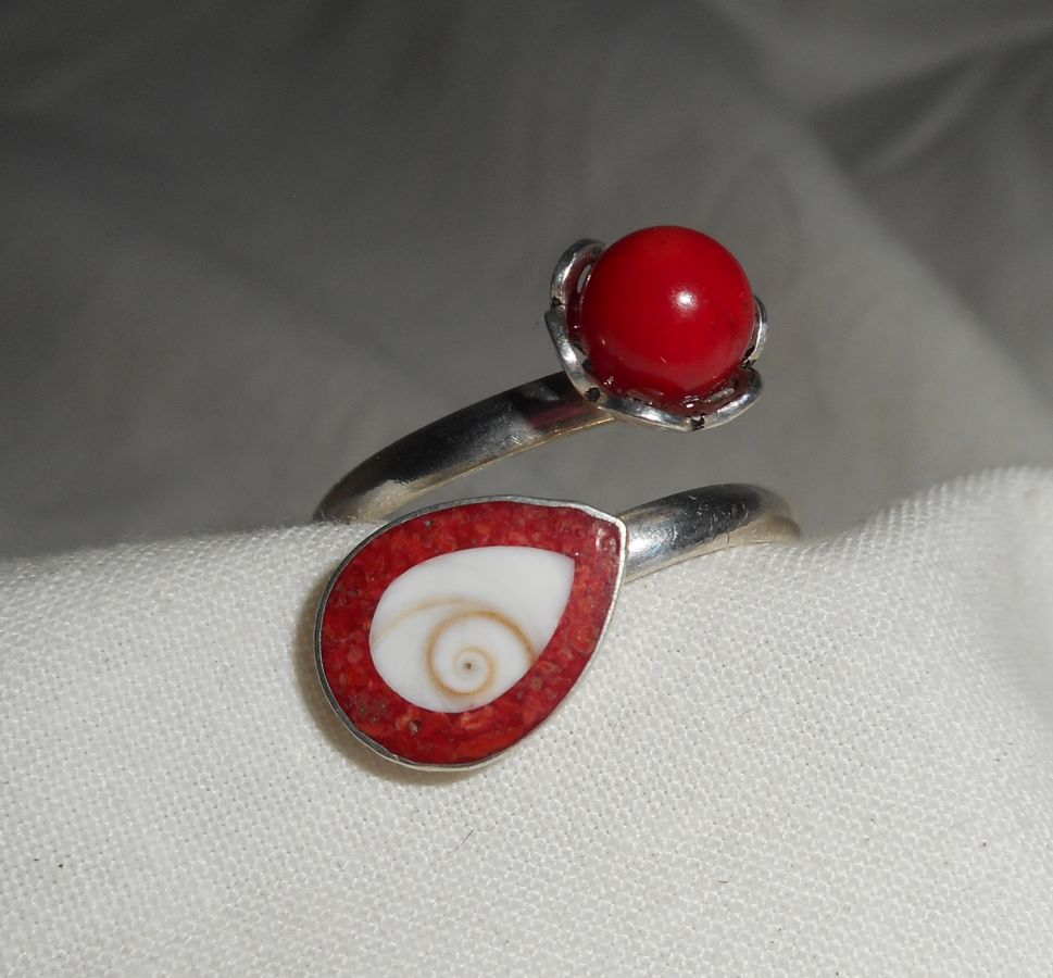 Origineller Ring aus 925er Silber mit roter Gorgonie und dem Auge von St. Lucia