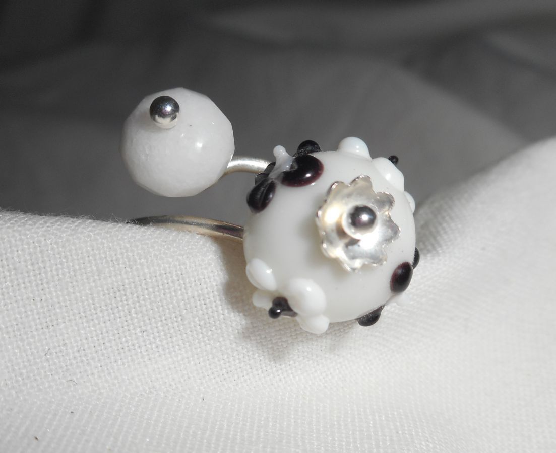 Origineller Ring aus 925er Silber mit weißem Jadestein und Lampwork-Perle