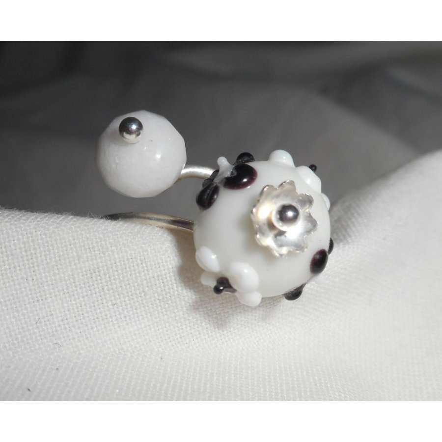 Origineller Ring aus 925er Silber mit weißem Jadestein und Lampwork-Perle