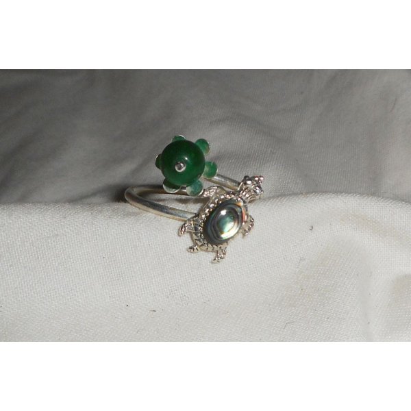 Origineller Ring aus 925er Silber mit Schildkröte aus Abalone und grünem Jadestein